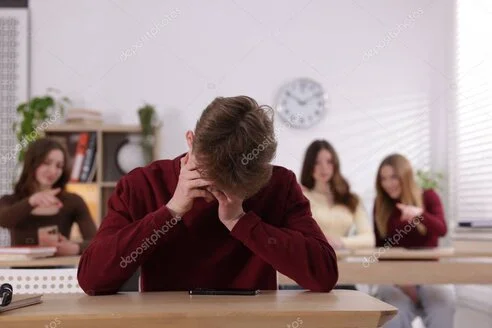 Тийнейджър в класна стая, който изглежда спокоен без телефон