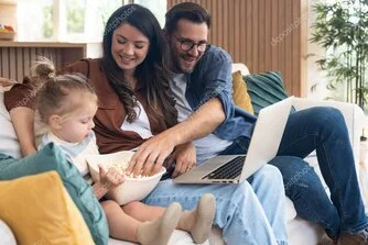 Родител разговаря спокойно с дете у дома